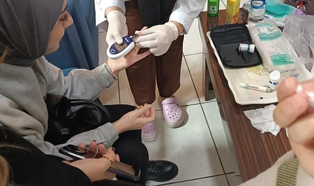 Hemşirelik öğrencileri şeker ölçümü yaptı