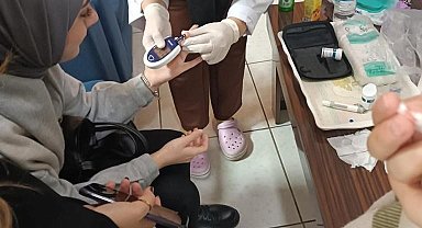 Hemşirelik öğrencileri şeker ölçümü yaptı