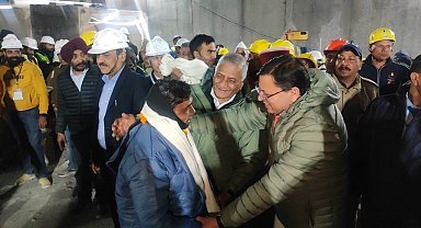 Hindistan'da çöken tünelde mahsur kalan 41 işçi 17 gün sonra kurtarıldı