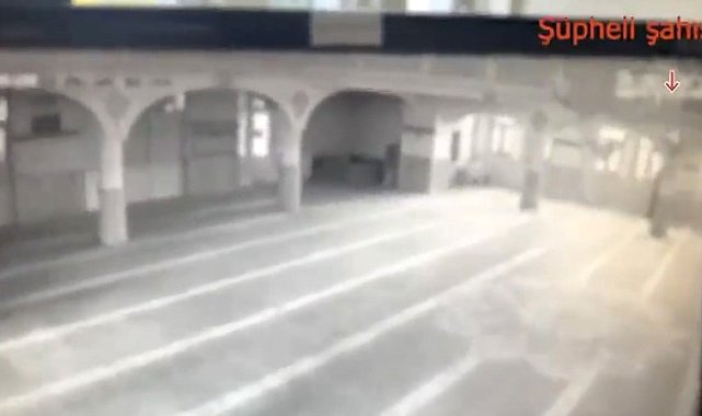 Hırsızlık yapmak için camiye girdiği anlar kamerada