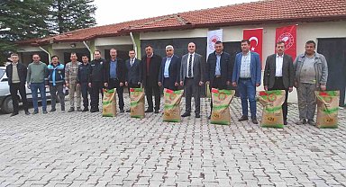 Hisarcık'ta 98 çiftçiye yüzde 50 hibeli 18 ton 100 kilo buğday tohumu dağıtıldı