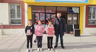 Hisarcık'ta kütüphaneden en çok kitap alıp okuyan öğrenciler ödüllendirildi