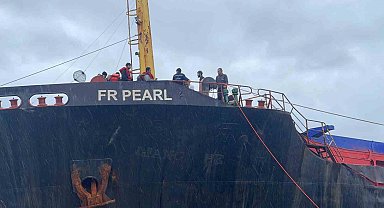 Hopa'da fırtına nedeniyle karaya oturan kuru yük gemisindeki personeli tahliye etmek için çalışma başlatıldı