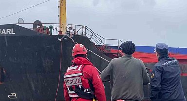 Hopa'da fırtına nedeniyle karaya oturan kuru yük gemisindeki personelin tahliyesine başlandı