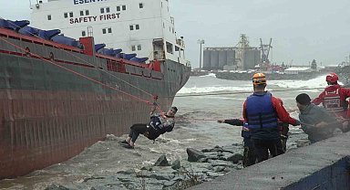 Hopa'da karaya oturan gemideki personeli kurtarma çalışması tamamlandı