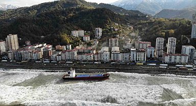 Hopa´da karaya oturan kuru yük gemisi bulunduğu yerden kurtarılmayı bekliyor