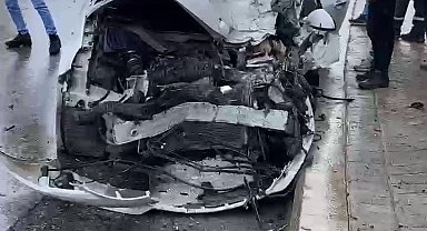 Hurdaya dönen otomobilde sıkışan kadın sürücü yaralandı