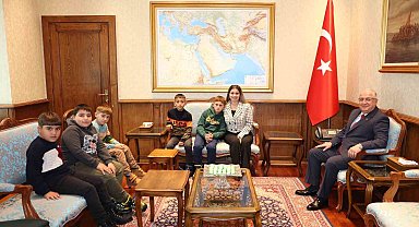 Iğdırlı öğrencilerden Milli Savunma Bakanı Güler'e anlamlı ziyaret