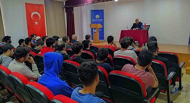 İhlas Vakfı Türk Dünyası Koordinatörü Numan Aydogan Ünal, üniversite öğrencileriyle buluştu