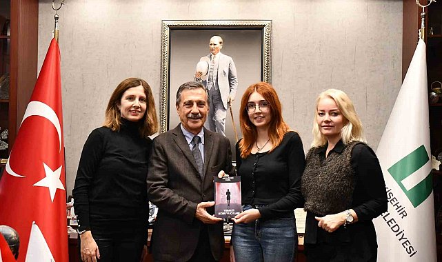İki Elin Sesi Var Senfoni Orkestrası Öğrencisi Arya'dan Başkan Ataç'a ziyaret