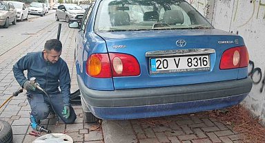 İki sokakta park halindeki araçların lastikleri kesildi
