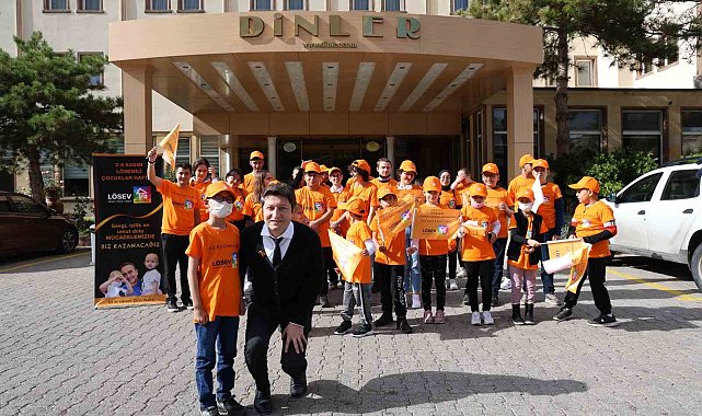 İlk defa hamburger yediler
