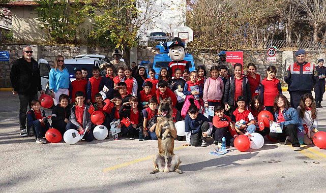 İlk ve ortaokul öğrencileri İl Jandarma Komutanlığı'nda Cumhuriyet Bayramı kutladı