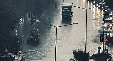 İncirliova yolu göle döndü, sürücüler zor anlar yaşadı
