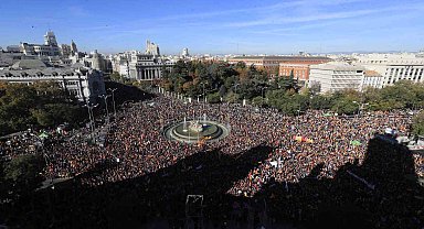 İspanya'da "Katalan ayrılıkçılara yönelik af tasarısı" protesto edildi