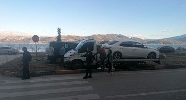 Isparta'da kaza yapan araçlar refüje çıktı