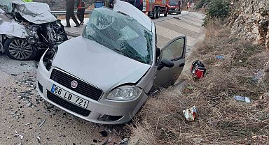Isparta'da otomobiller çarpıştı: 1 kişi öldü, 1'i doktor 3 sağlıkçı yaralandı
