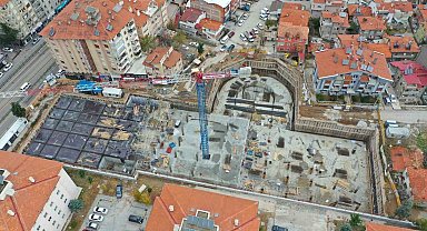 Isparta'da yeraltı 3 katlı otopark inşaatında çalışmalar sürüyor