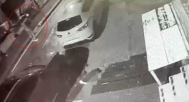 İstanbul'da futbolcu gencin öldüğü silahlı saldırı kamerada: Sokaktan çıkıp kurşun yağdırdılar