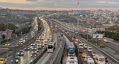 İstanbul'da okulların yeniden açılmasıyla sabah trafik yoğunluğu oluştu