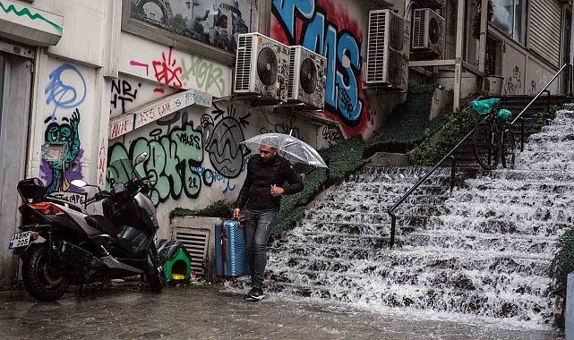 İstanbul'da sağanak yağış vatandaşlara zor anlar yaşattı