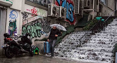 İstanbul'da sağanak yağış vatandaşlara zor anlar yaşattı