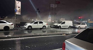 İstanbul'u fırtına vurdu: Üsküdar sahilde dev dalgalar oluştu