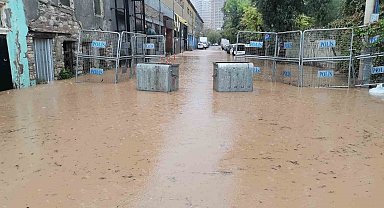 İzmir şiddetli sağanak caddeleri göle çevirdi