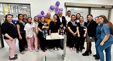İzmir'de 670 gram doğan Bora bebek mücadelesini kazandı, doktorlarla pasta kesti