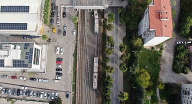 İzmir'de faciadan dönüldü: Raydan çıkan tren duvara çarptı