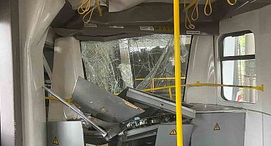 İzmir'de seyir halindeki metro, Sanayi durağında raydan çıkarak duvara çarptı. Bölgeye çok sayıda ekibin sevk edildiği öğrenildi.