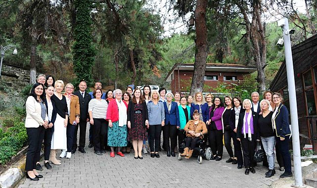 İzmir'deki kadın politikaları Balçova'da konuşuldu