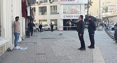 İzmir'in Konak ilçesinde bir şahıs, aracını yol ortasına bırakıp başına tabanca dayadı. Ayağının altında İsrail bayrağı olan ve bir elinde de Türk bayrağı bulunan şahsı çok sayıda polis ekiplerinin ikna çabaları sürüyor.
