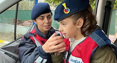 Jandarma ekipleri öğrenciler ile bir arada