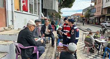 Jandarma ekipleri vatandaşları dolandırıcılık olaylarına karşı bilgilendiriyor