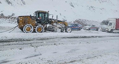 Jandarma karda mahsur olan vatandaşları kurtardı