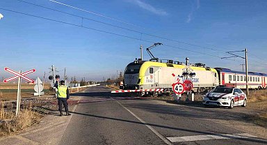 Jandarmadan hemzemin geçitlerde denetim yaptı