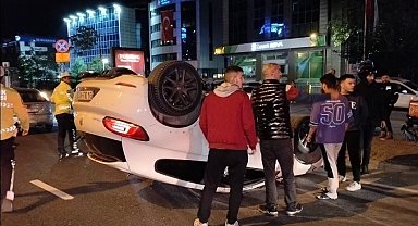 Kadıköy'de makas atan araç takla atarak motosikletin üzerine düştü: 1 ağır yaralı