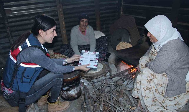 Kadın komutanlar köylerde KADES'i tanıtıyor
