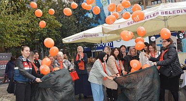 Kadına şiddete dikkat çekmek için yüzlerce balon gökyüzüne bırakıldı