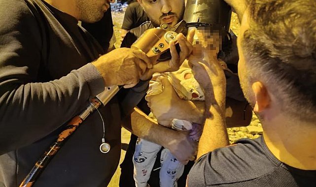 Kafasını kovaya sıkıştıran çocuğun yardımına itfaiye yetişti