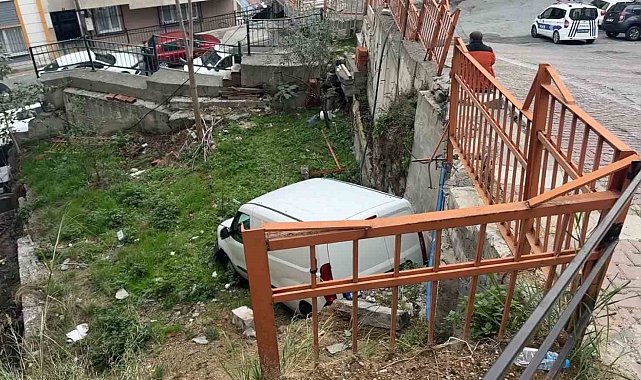 Kağıthane'de hafif ticari araç apartman bahçesine düştü