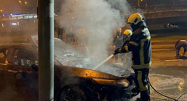 Kaldırıma çarpan otomobil alev aldı, sürücü olay yerinden kaçtı