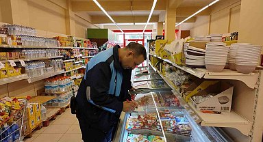 Karacabey'de zabıta ekiplerinin market denetimleri sürüyor