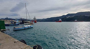 Karadeniz'de petrol aramada görevli tekneler Amasra Limanı'na sığındı