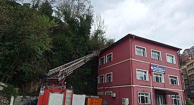 Karakolun çatısına devrilen ağaç kaldırıldı