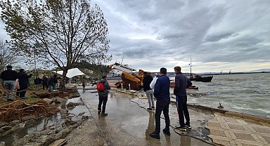 Karaya oturan geminin enkazını görüntülemek için birbirleriyle yarıştılar