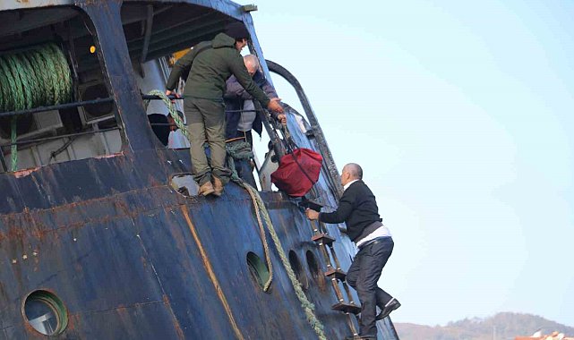 Karaya oturan Pallada'nın mürettebatı gemiden eşyalarını topladı