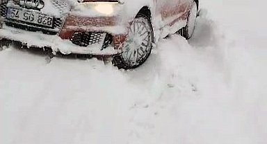 Karda mahsur kalan 7 araç traktörle kurtarıldı