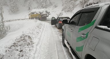 Karda mahsur kalan onlarca vatandaşın imdadına ormancılar yetişti